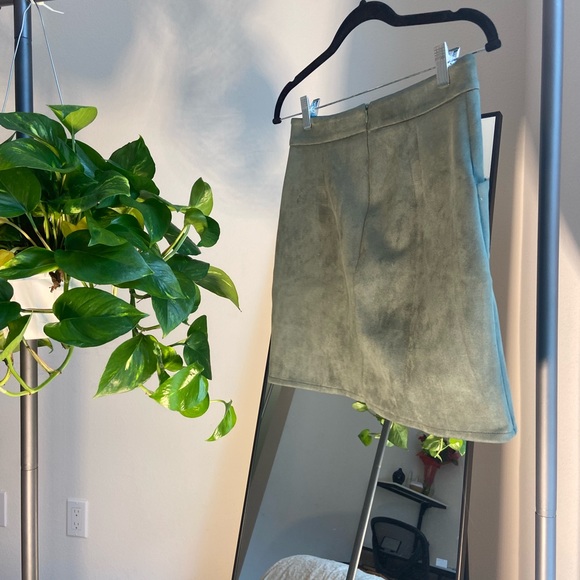 Olive green suede miniskirt with trendy & cute cross ties on the front. - Picture 4 of 5